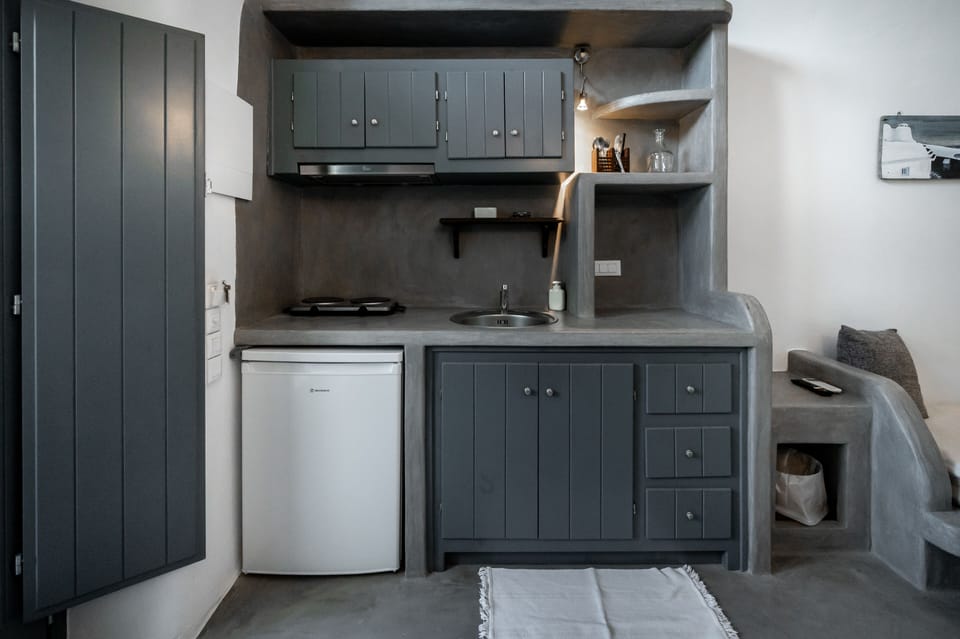 Apartment with indoor hot tub, Ground Floor | Private kitchen | Mini-fridge, stovetop, coffee/tea maker, electric kettle