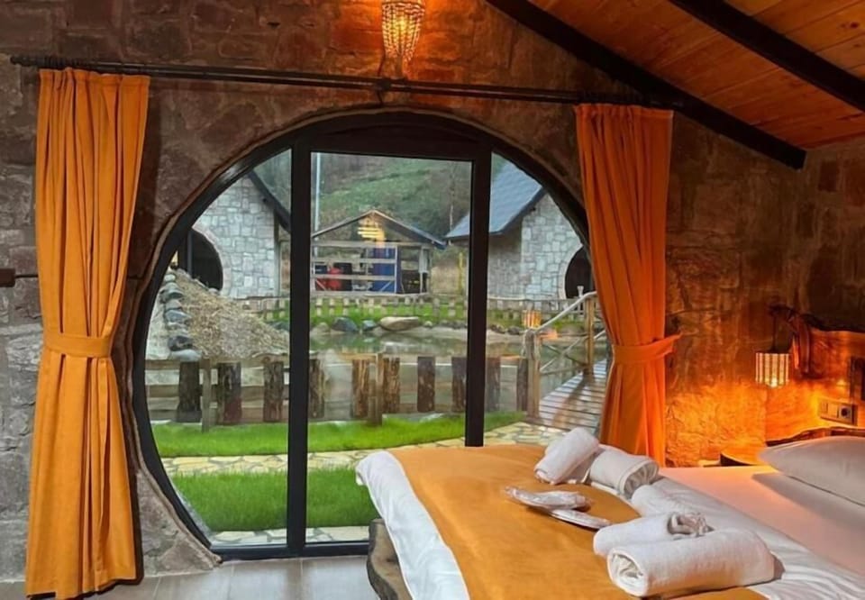 Luxury Bungalow | Desk, free WiFi, bed sheets