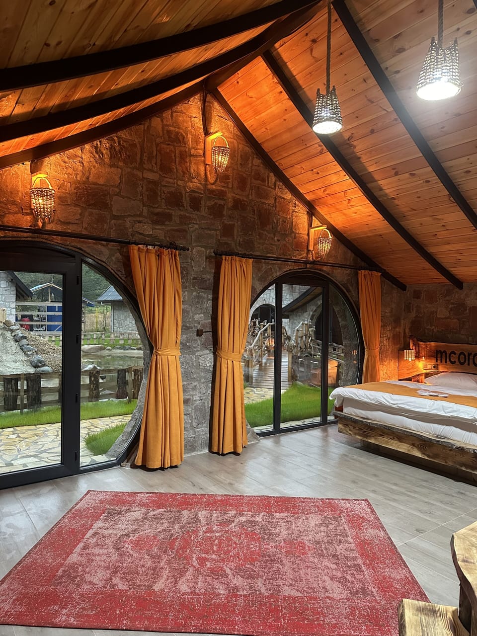 Luxury Bungalow | Desk, free WiFi, bed sheets