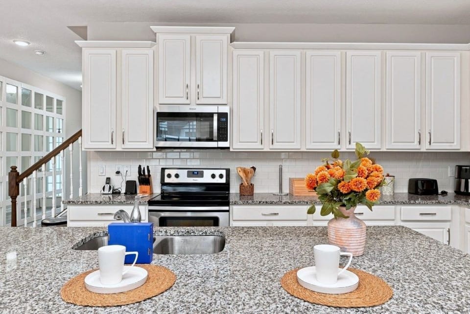 Townhome, 5 Bedrooms | Private kitchen