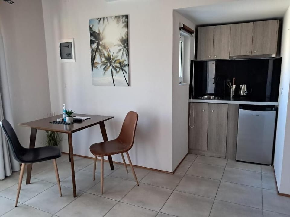 Basic Room | Laptop workspace, blackout drapes, soundproofing, iron/ironing board