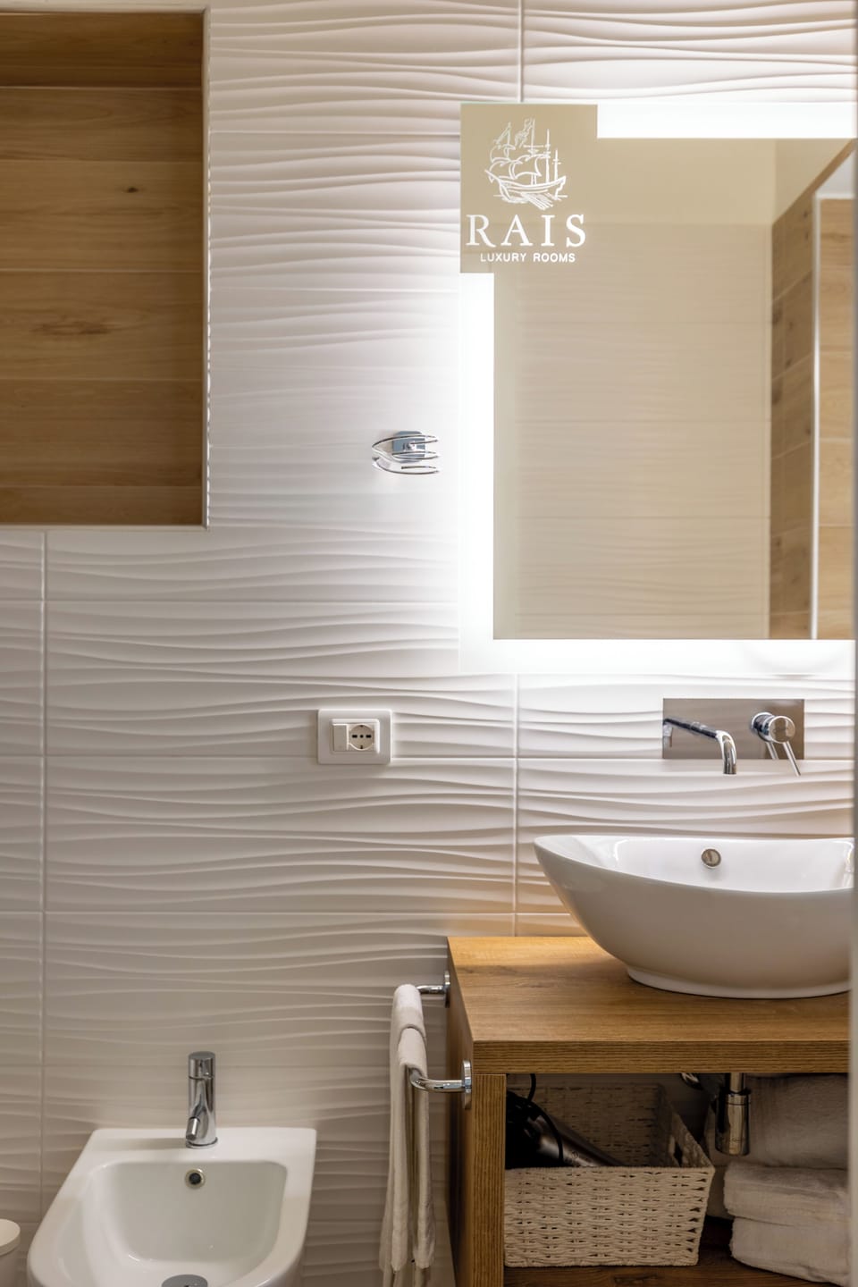Standard Double Room | Bathroom | Shower, rainfall showerhead, hair dryer, bidet