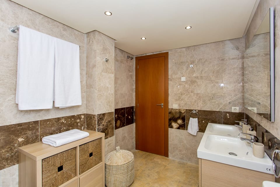 Master bathroom 1