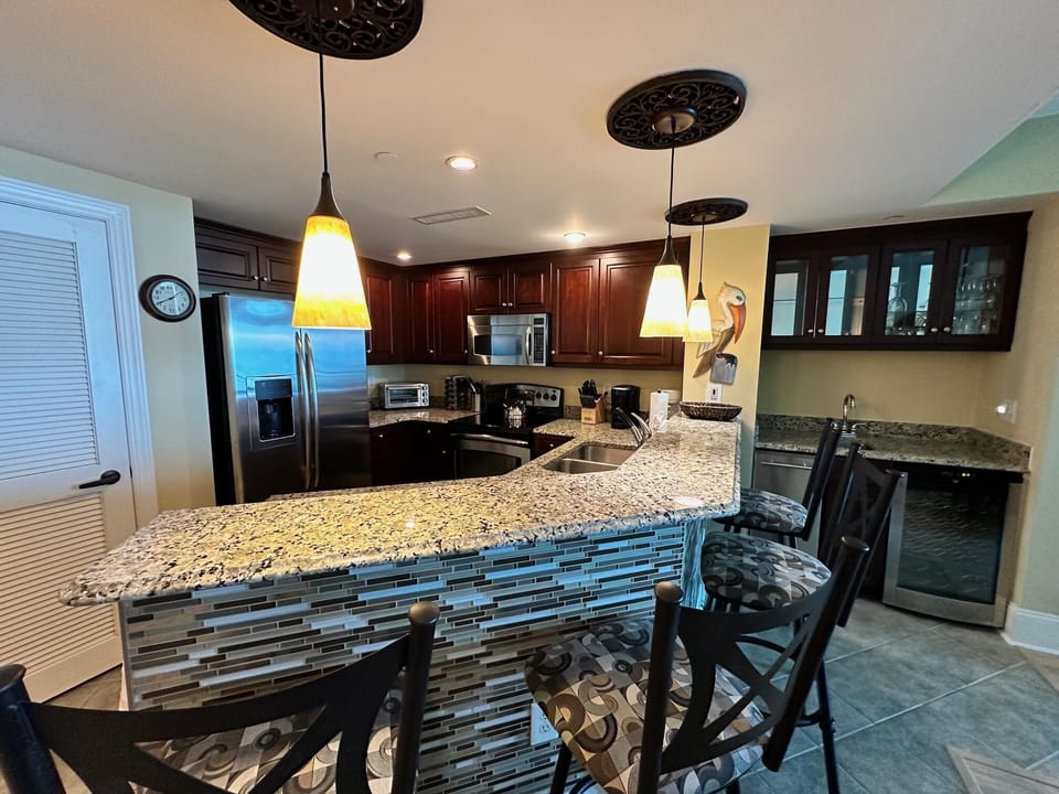 Fully equipped kitchen, breakfast bar, wet bar