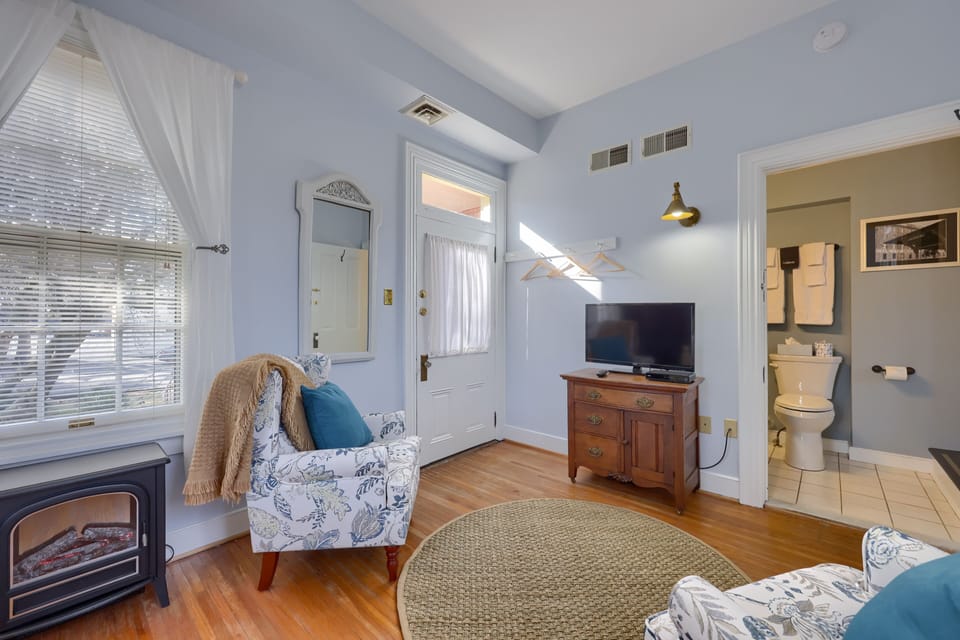 Suite, Multiple Beds | Individually decorated, free WiFi, bed sheets
