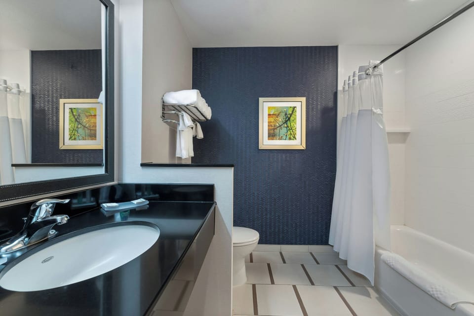 Studio, Multiple Beds | Bathroom | Combined shower/tub, hair dryer, towels