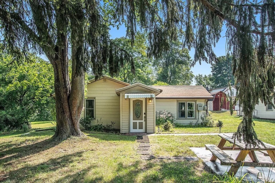 Lovely, quiet wooded lot with picnic table and fire pit