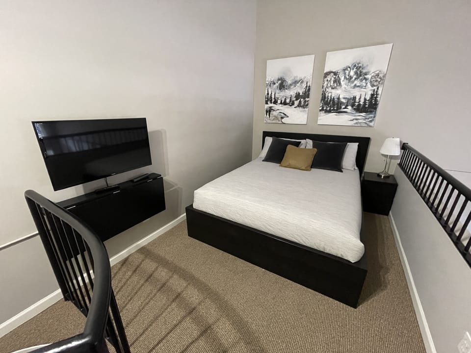 Loft bedroom (queen sized bed)