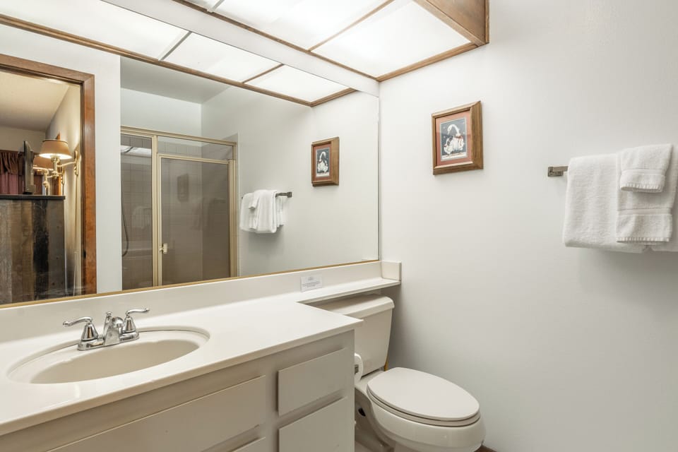 En-Suite Full Master Bathroom
