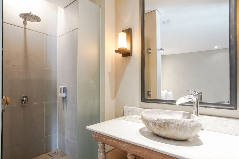 Villa, 2 Bedrooms | Bathroom | Shower, towels