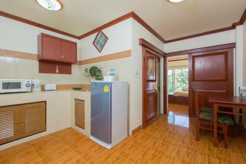 Fridge, microwave, coffee/tea maker, electric kettle