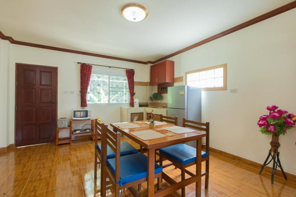 Fridge, microwave, coffee/tea maker, electric kettle