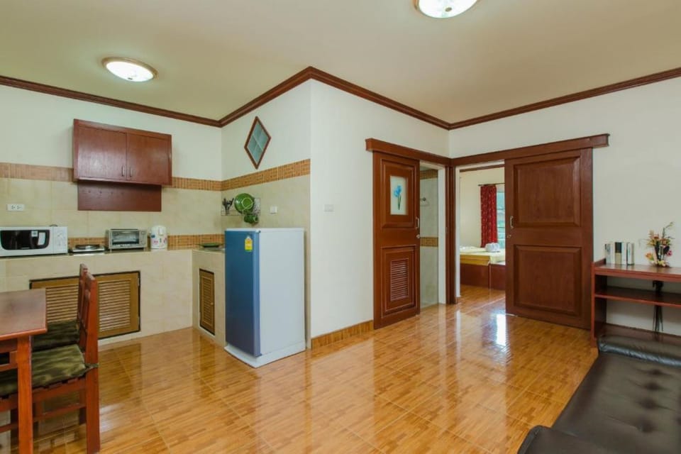 Fridge, microwave, coffee/tea maker, electric kettle