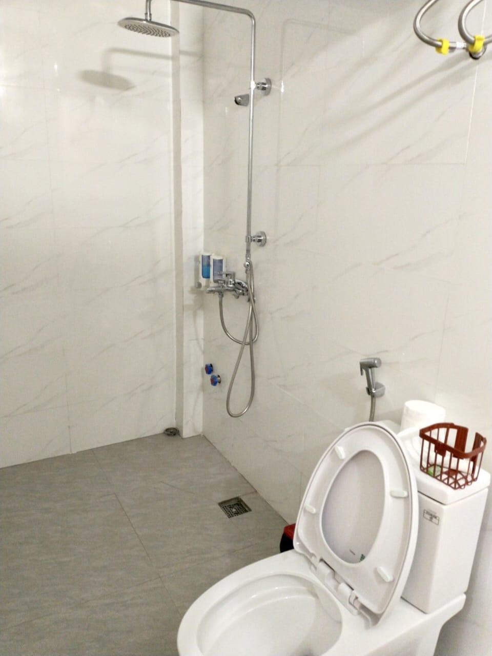 Shower, rainfall showerhead, free toiletries, hair dryer (on request)