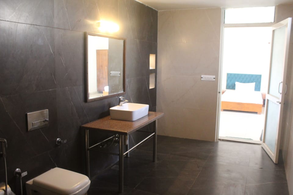 Signature Cottage | Bathroom | Shower, free toiletries, slippers, towels