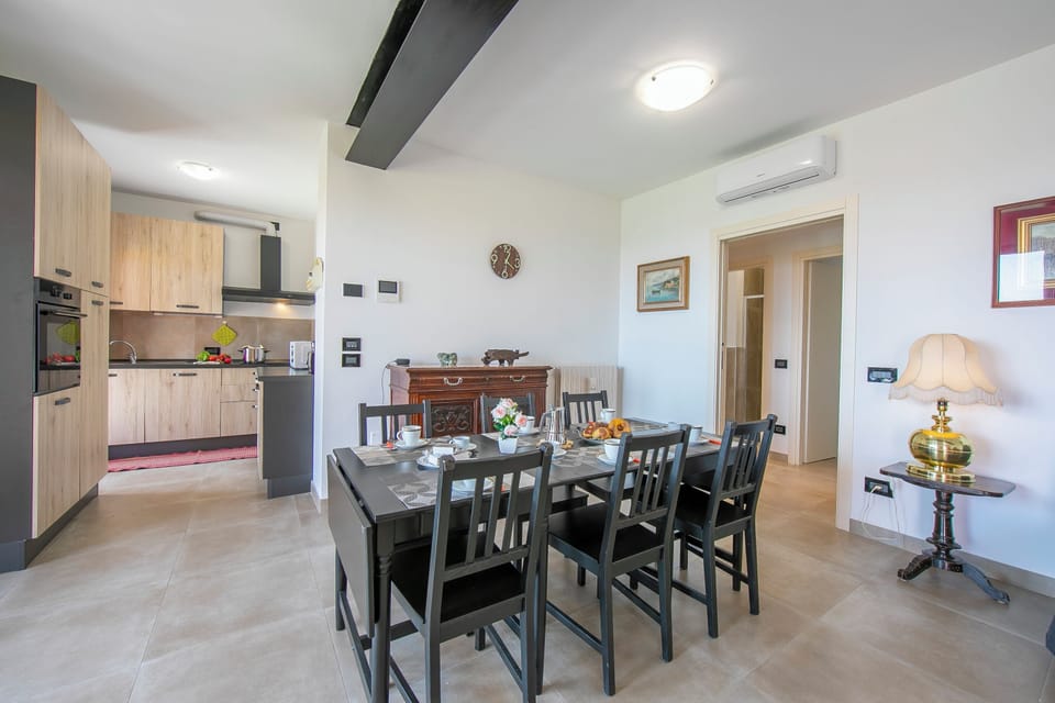 Family House, Multiple Bedrooms (Villa Teresa Apt Lake Garda View) | Dining