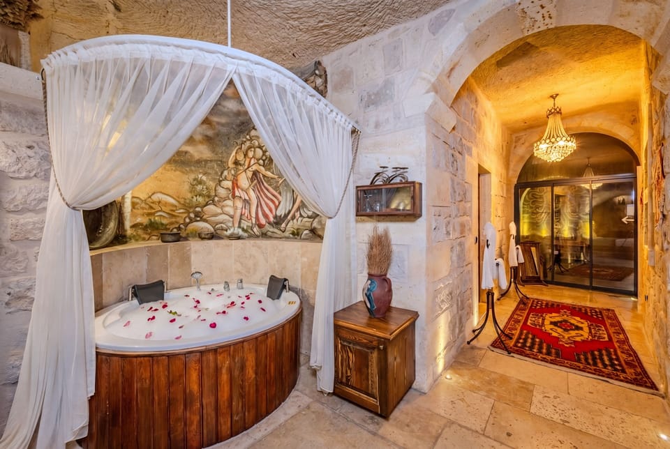 Superior Cave Pool Suite -101 | Premium bedding, minibar, individually decorated, individually furnished