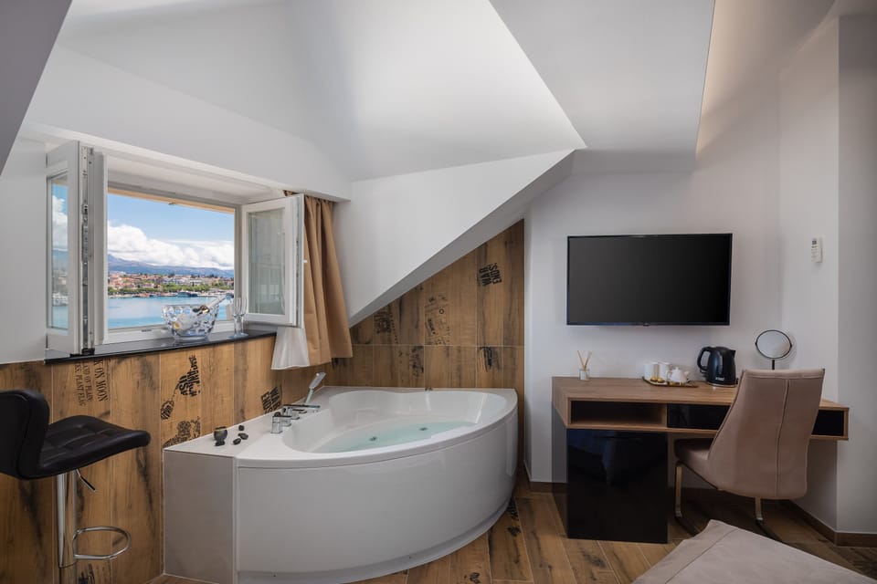 Luxury Room, Multiple Bedrooms, Sea View, Sea Facing | Premium bedding, desk, iron/ironing board, free WiFi