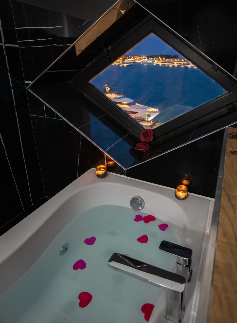 Luxury Room, Multiple Bedrooms, Sea View, Sea Facing | Hypo-allergenic bedding, desk, iron/ironing board, free WiFi