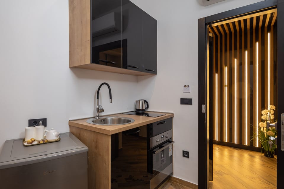 Luxury Studio | Private kitchen | Mini-fridge, electric kettle