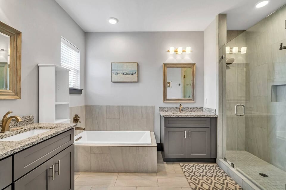 1st master en suite bathroom w/ 2 vanities, glass shower & lg. soaker tub.