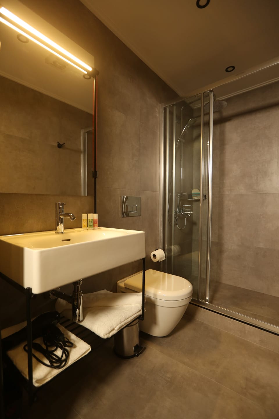 City Twin Room | Bathroom | Shower, free toiletries, hair dryer, slippers