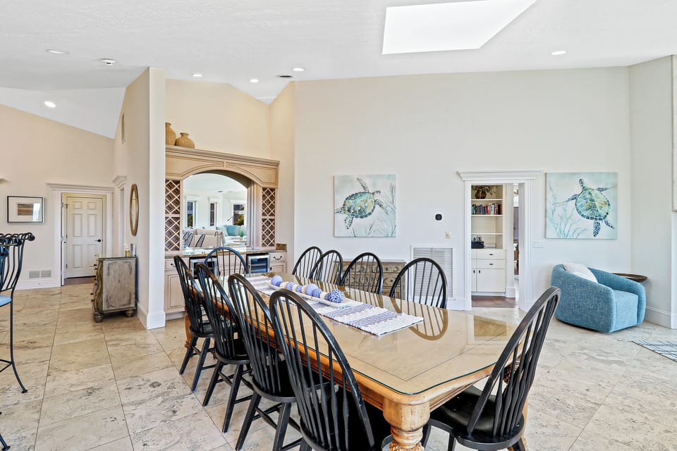 26 Bradley Circle | Dining Table - 26 Bradley Circle | Dining Table