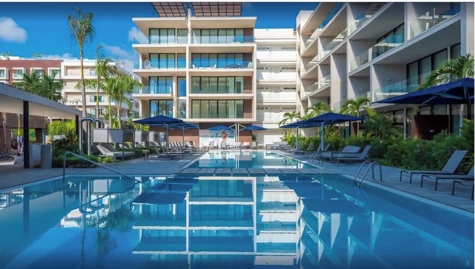 Oceana the nicest and most upscale building in Playa!With Restaurant by Poolside