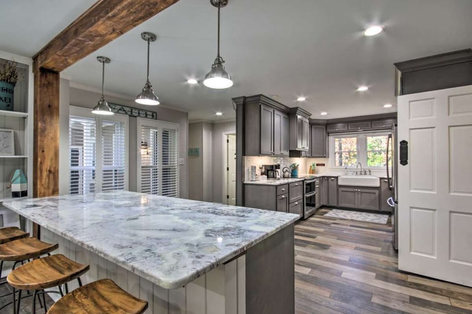 Kitchen Island (Main Level)
