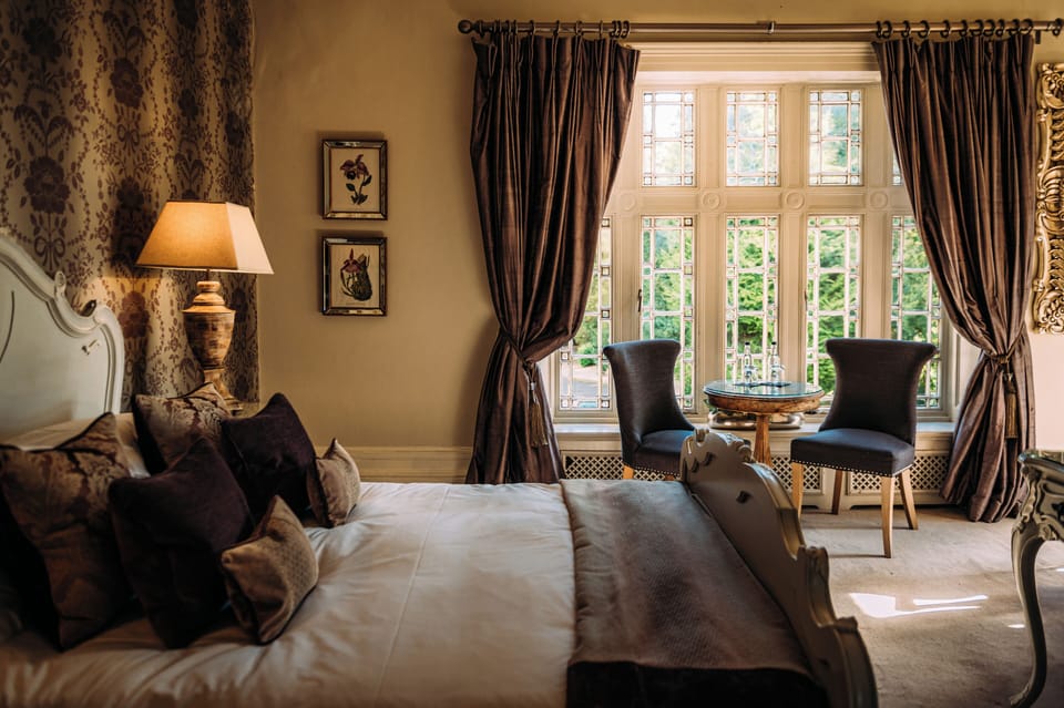 Room, 1 King Bed (Queen's Suite) | Hypo-allergenic bedding, desk, travel crib, free WiFi