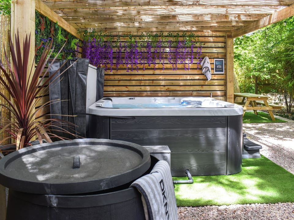 Hot tub | The Retreat, Ringwood, near Wimborne