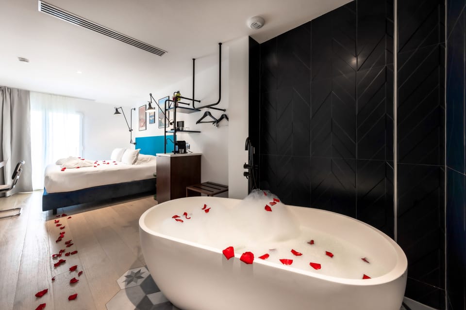 Chambre Victoria - Baignoire | Premium bedding, free minibar items, in-room safe, desk