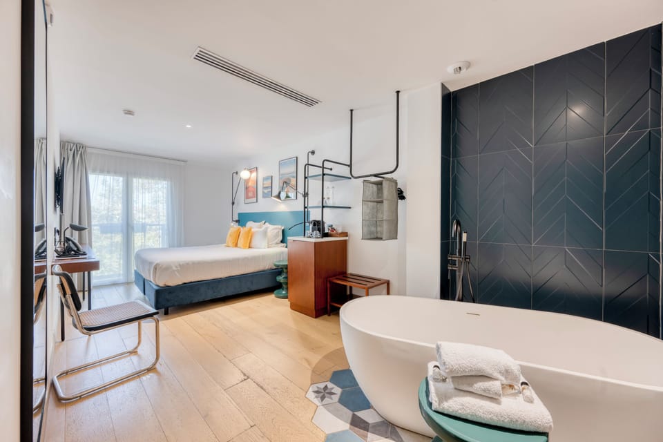 Chambre Victoria - Baignoire | Premium bedding, free minibar items, in-room safe, desk