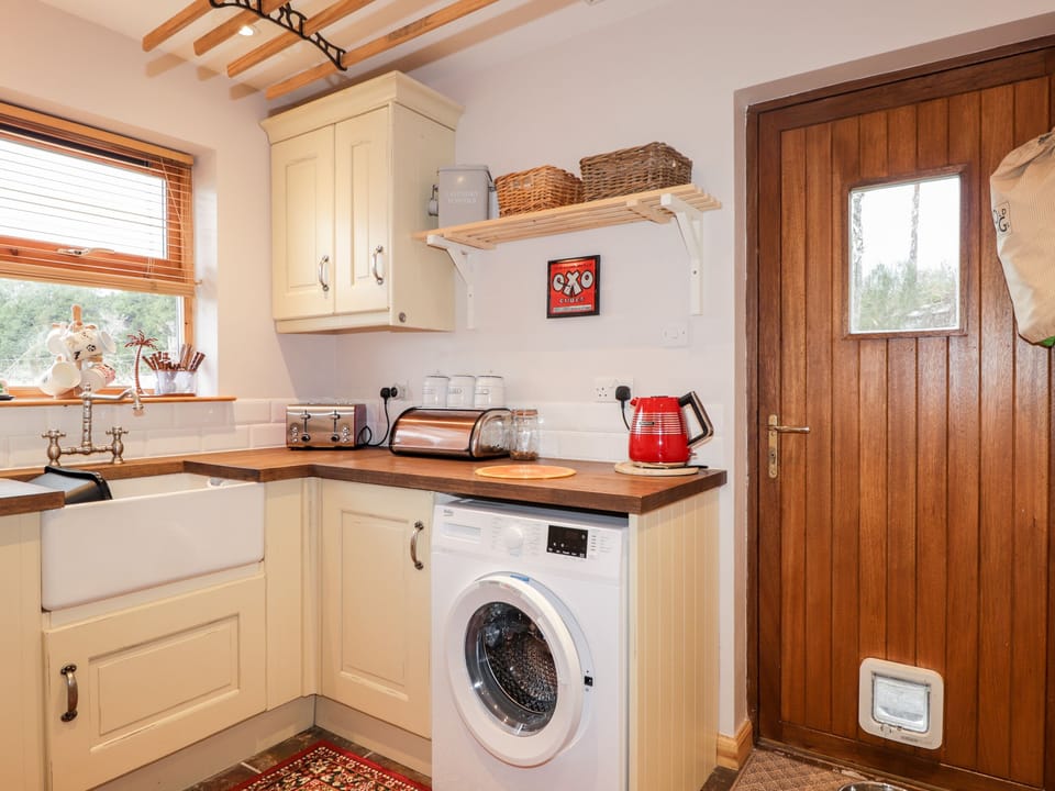 Cottage | Private kitchen | Fridge, electric kettle, toaster, cookware/dishes/utensils