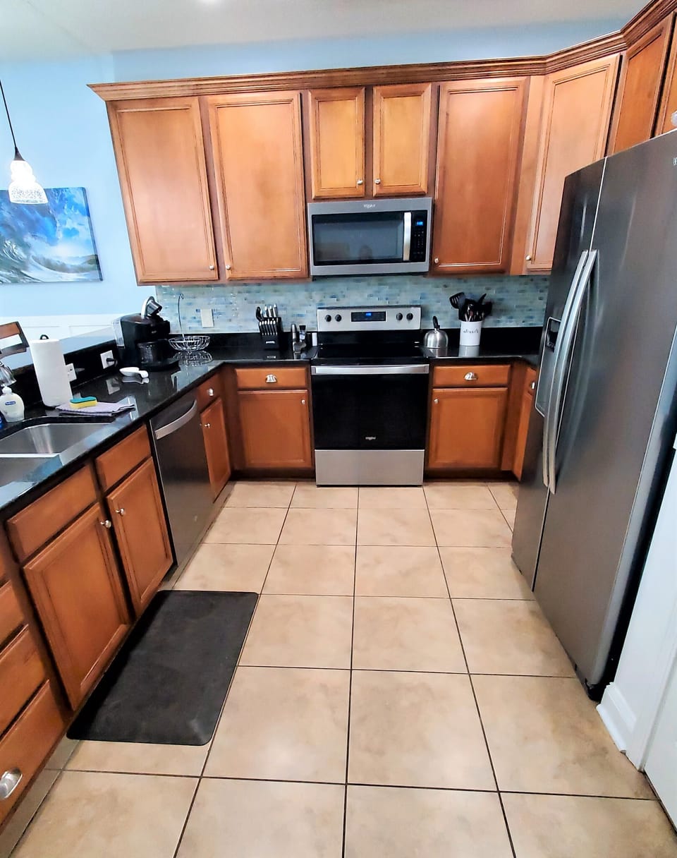 Fully stocked kitchen with pots/pans/baking dishes plus cooking utensils