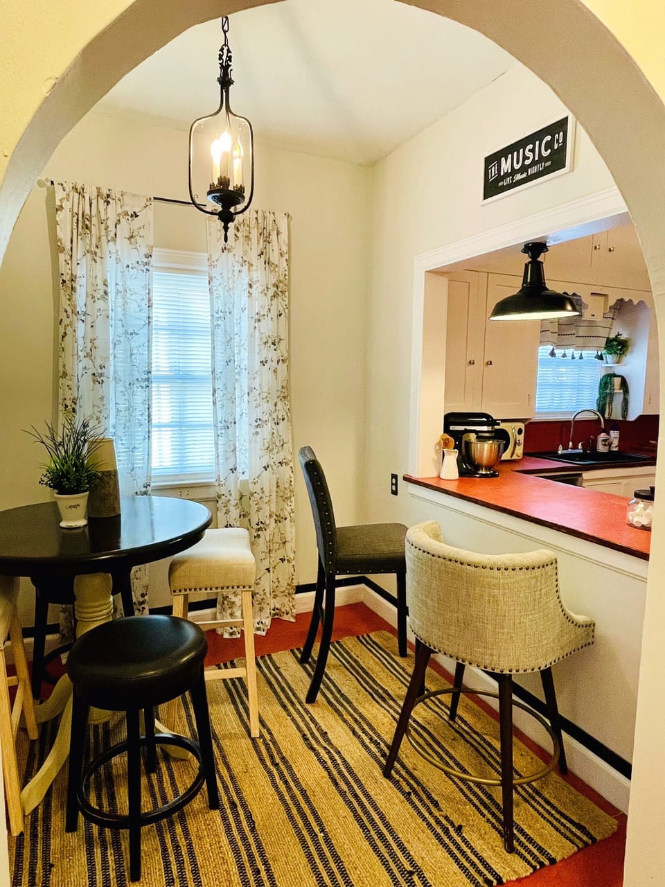 Beautiful attached breakfast nook complete w/bistro table & breakfast bar.