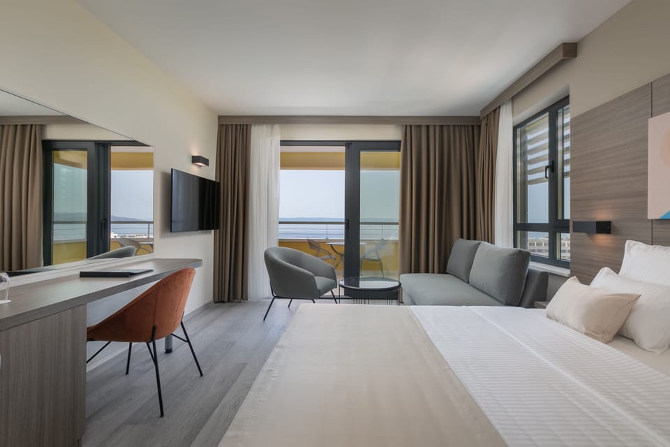 Junior Suite with Balcony | Minibar, in-room safe, desk, laptop workspace
