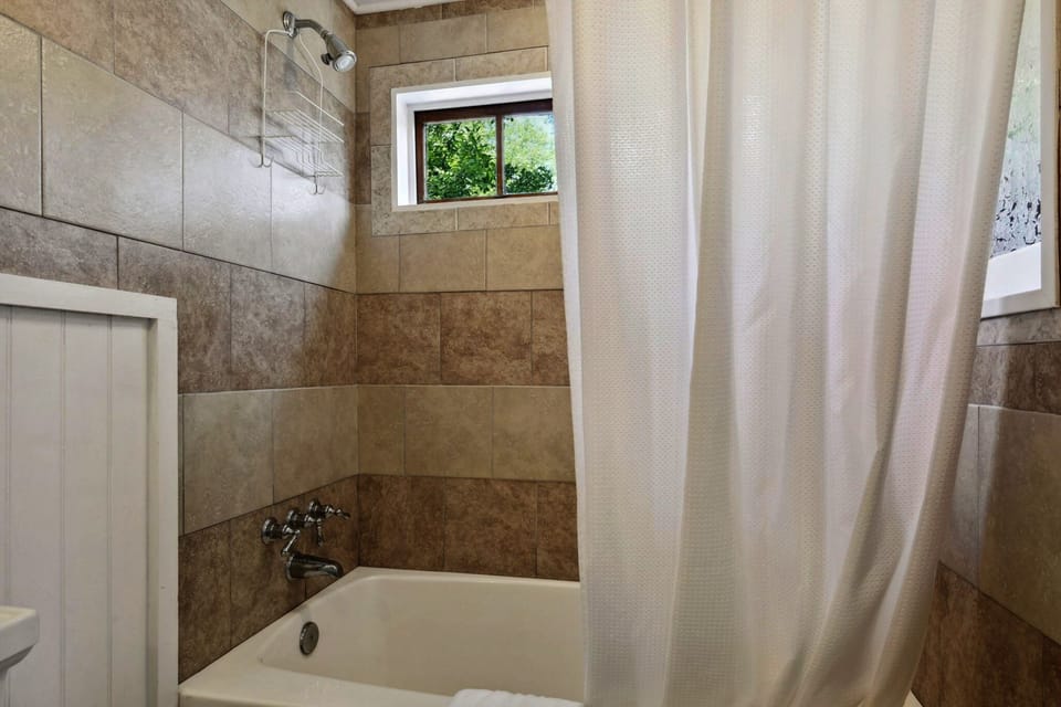 Full bath in guest cottage (4th bedroom)