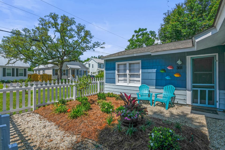 Cozy front yard seating area to enjoy the morning breeze or afternoon sun!