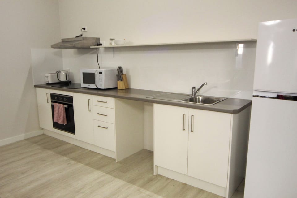 Well-stocked with cookware, utensils, oven, stove, fridge, and microwave.
Ideal for self-catering stays and long-term guests seeking home-style dining convenience