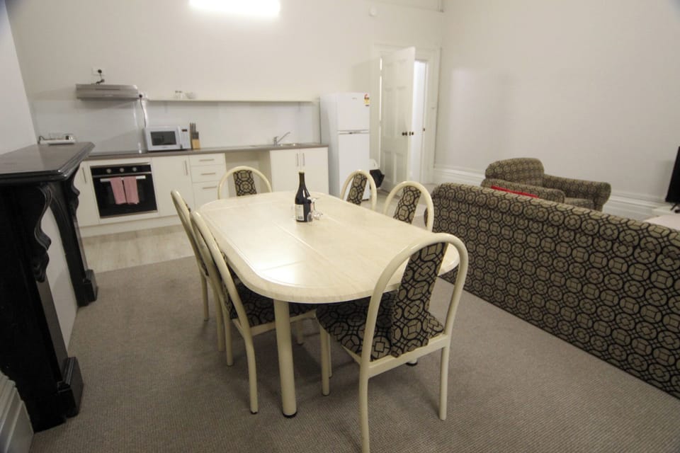 Well-stocked with cookware, utensils, oven, stove, fridge, and microwave.
Ideal for self-catering stays and long-term guests seeking home-style dining convenience