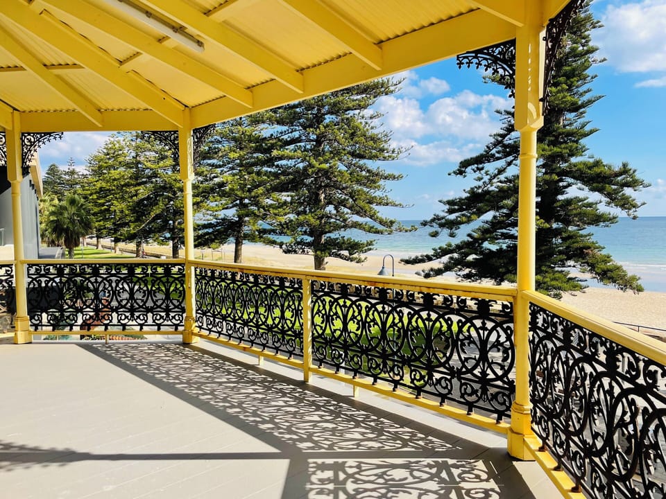 Located upstairs with shared access to a balcony overlooking the ocean—ideal for morning coffees or evening sunsets.