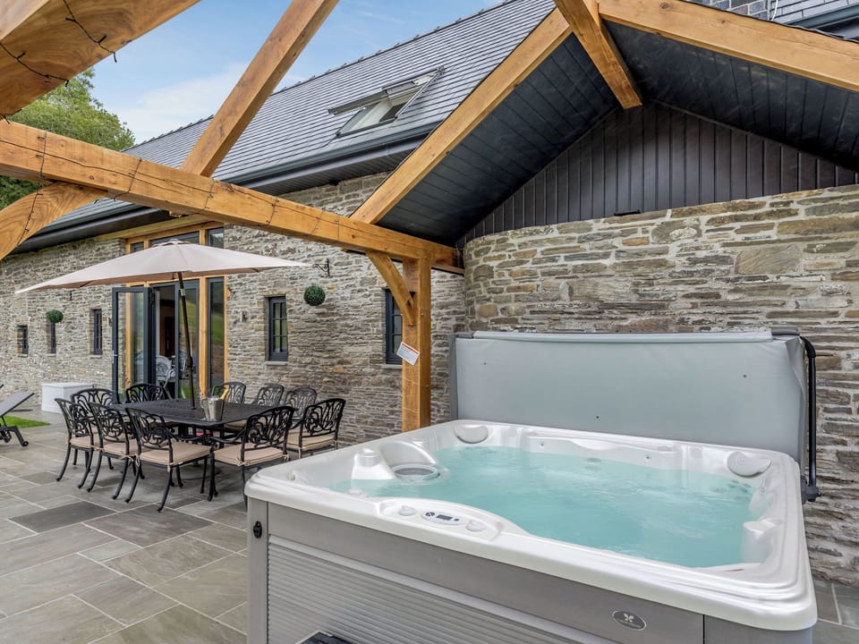 Hot tub | Penshenkin Barn, New Radnor, near Presteigne