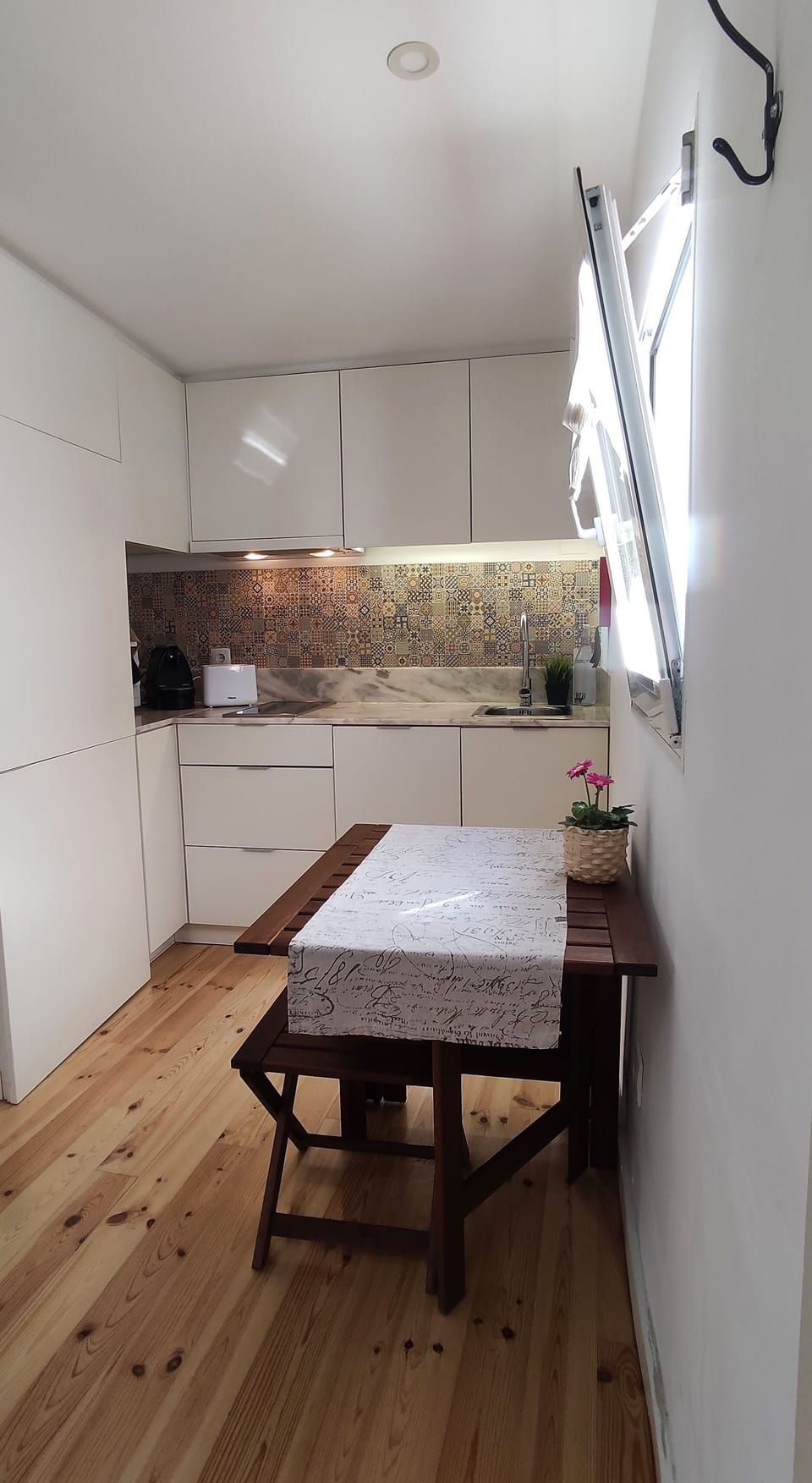 Cozinha e mesa de refeições
Kitchen and table