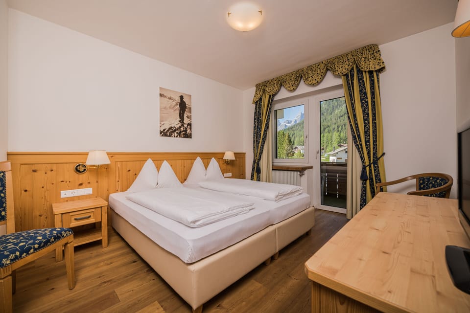 Comfort Double or Twin Room | Down comforters, in-room safe, free WiFi, bed sheets