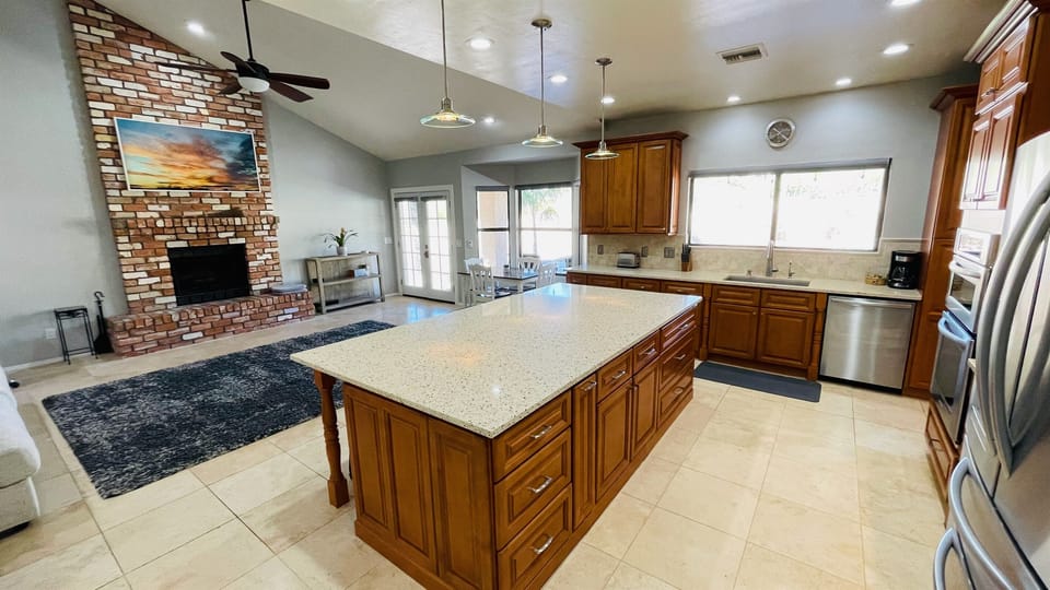 Amaze the family and chef it up in a kitchen worthy of your skills. High-end stainless steel appliances and massive sink surrounded by posh maple cabinetry make it easy to find anything you need. Topped off with fun & eco recycled glass Curava counter tops