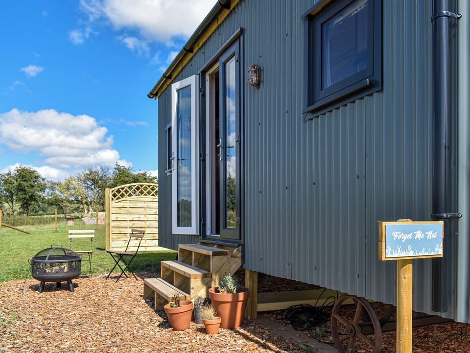 Sitting-out-area | Forget-Me-Not - Meadows Huts, Parwich, near Ashbourne