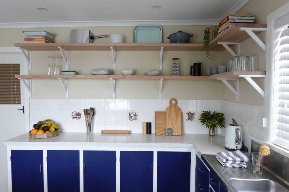 Very well equiped kitchen, pizza cookbooks and all.