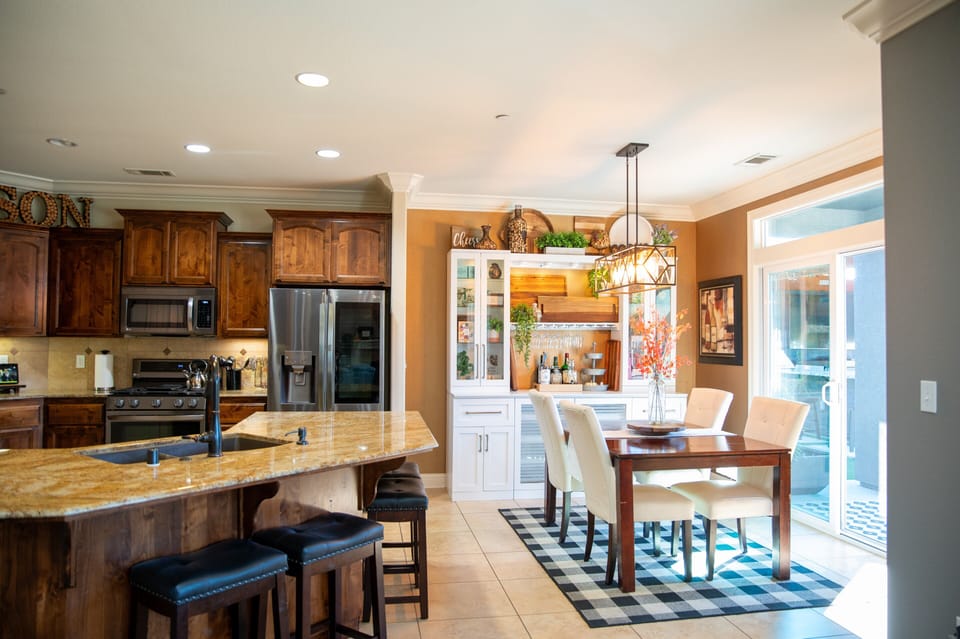 Dining room with Coffee, Cocoa, Tea, Lemonade and cereal dispensers