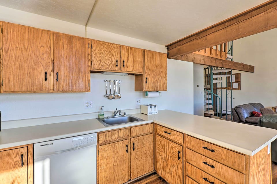 Kitchen | Paper Towels/Trash Bags Provided